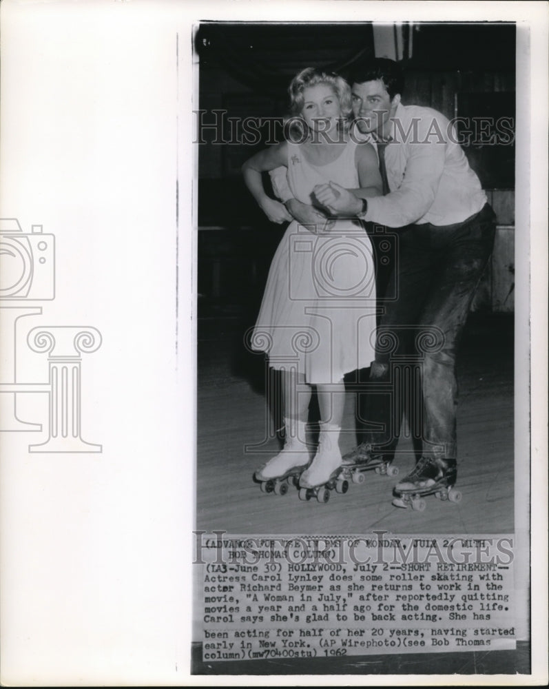 1962 Press Photo Actress Carol Lynley does some roller skating with actor- Historic Images