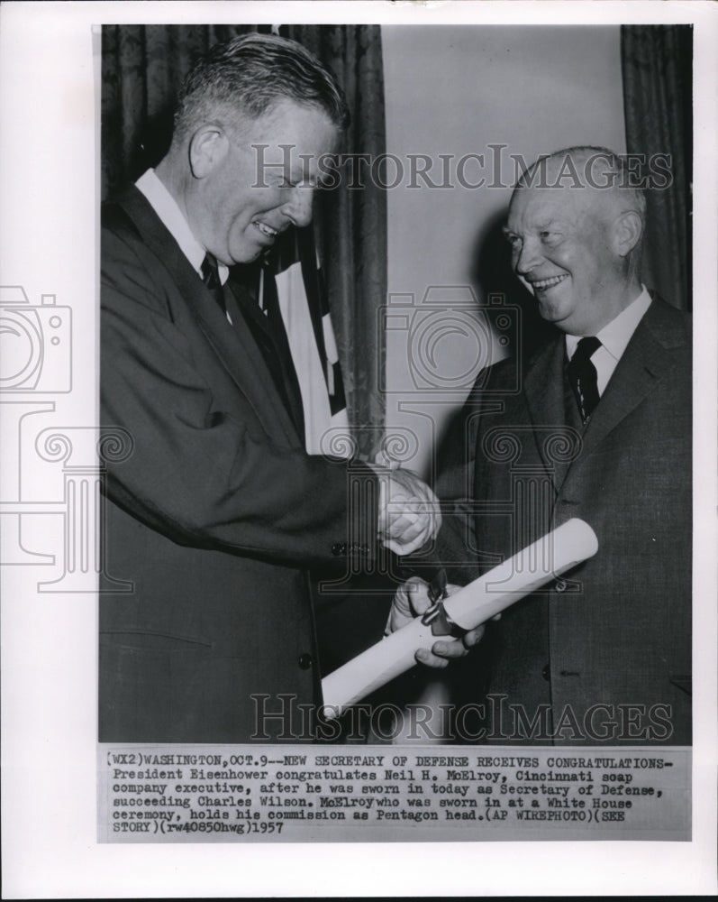 1957 Press Photo President Eisenhower congratulates Neil H. MoElroy, - Historic Images