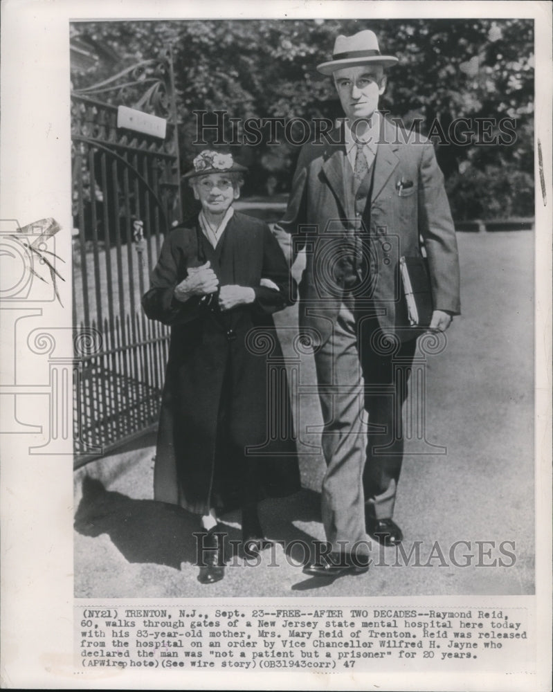 1947 Press Photo Raymond Reid, walks though gates of a New Jersey state mental - Historic Images