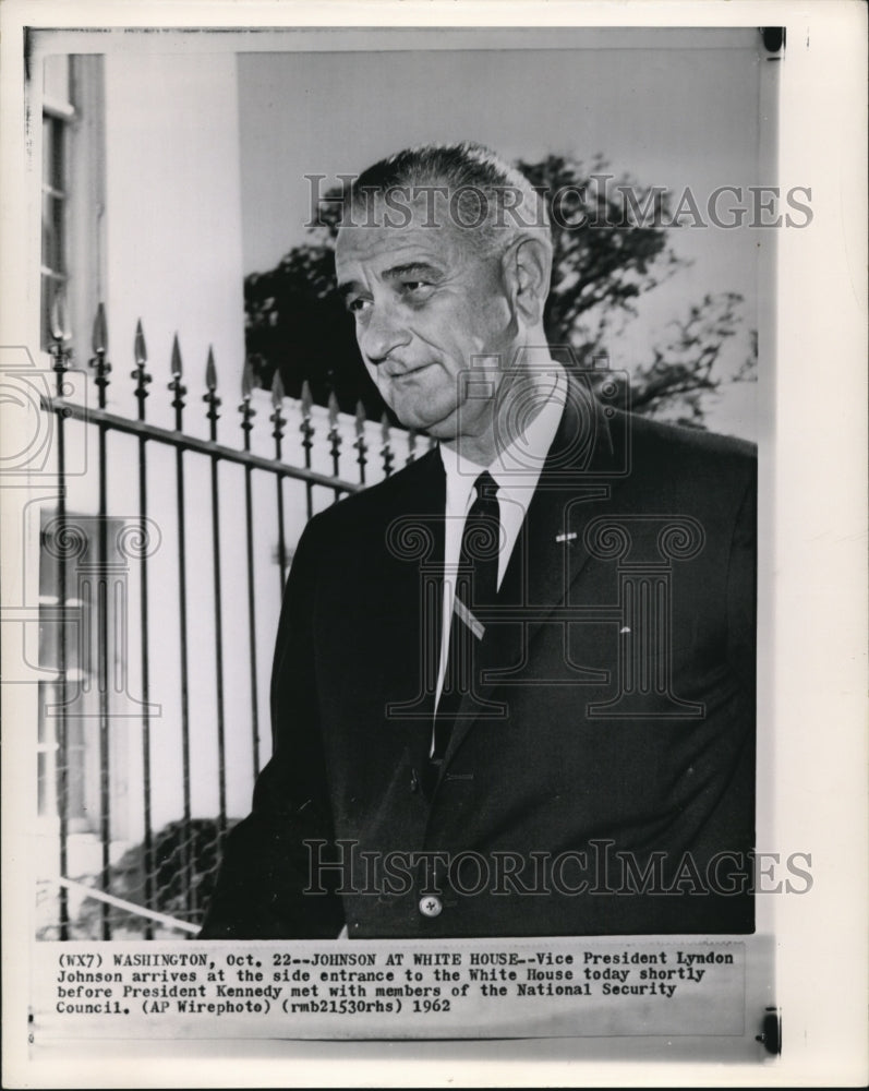 1962 Press Photo Vice Pres Lyndon Johnson at White House side entrance - Historic Images