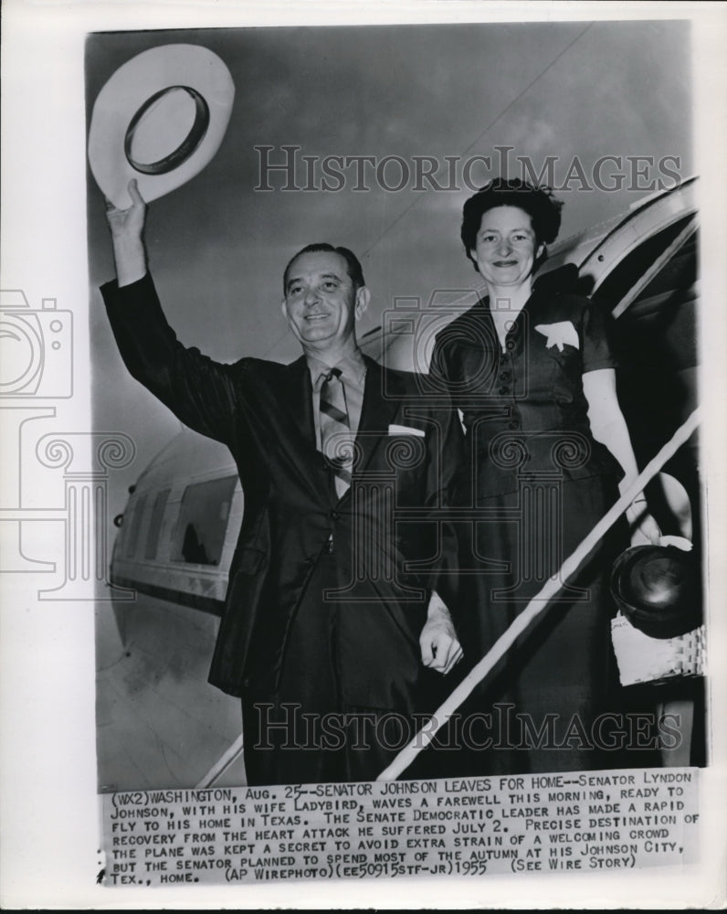 1955 Press Photo Sen Lyndon Johnson &amp; wife Ladybird fly to his home in Texas - Historic Images