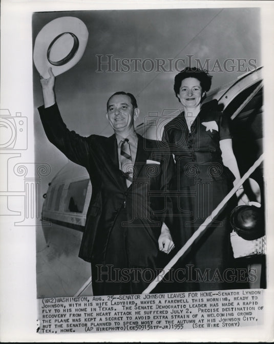 1955 Press Photo Sen Lyndon Johnson & wife Ladybird fly to his home in Texas - Historic Images