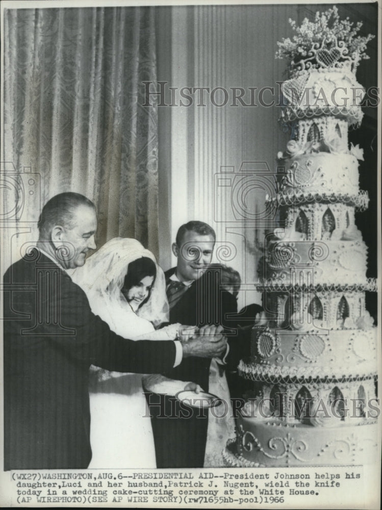 1966 Press Photo Pres Johnson helps daughter Luci &amp; husband Patrick Nugent - Historic Images