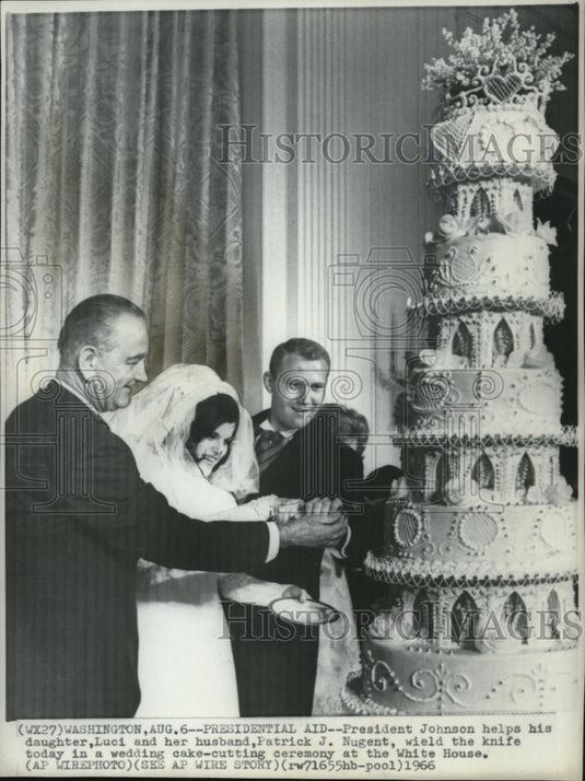 1966 Press Photo Pres Johnson helps daughter Luci & husband Patrick Nugent - Historic Images
