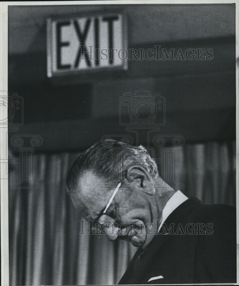 1969 Press Photo Pres Johnson listens to accolades for retiring chief executive - Historic Images