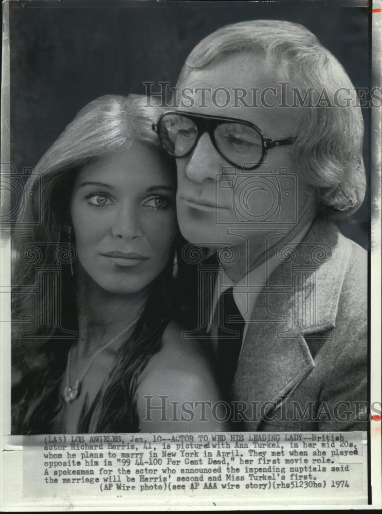 1974 Press Photo British actor Richard Harris &amp; fiance Ann Turkel to marry in NY - Historic Images