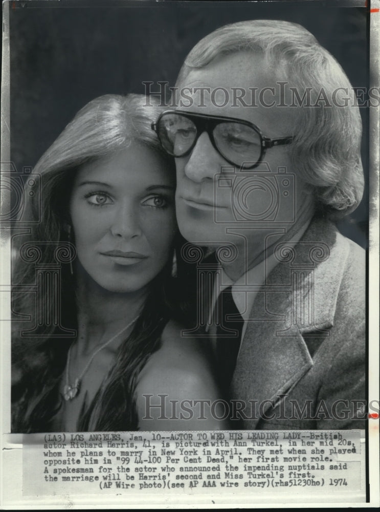 1974 Press Photo British actor Richard Harris & fiance Ann Turkel to marry in NY - Historic Images