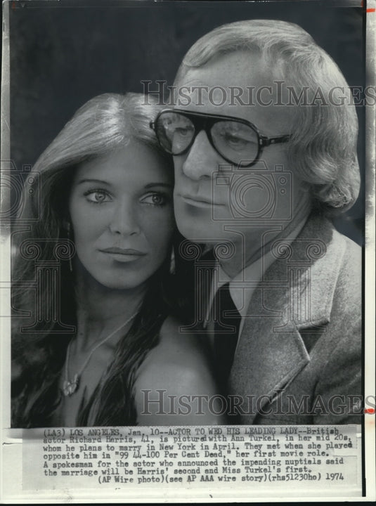 1974 Press Photo British actor Richard Harris & fiance Ann Turkel to marry in NY - Historic Images