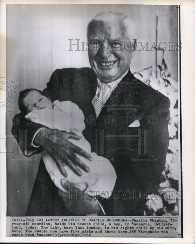 1962 Press Photo Comedian, Charlie Chaplin with his new baby - Historic Images