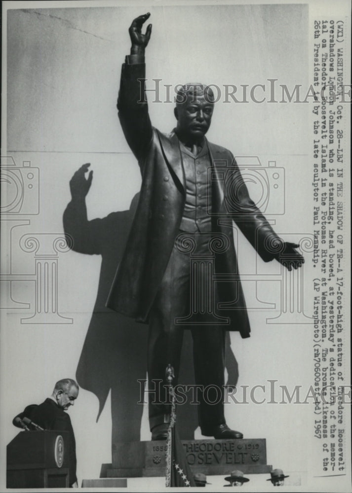 1961 Press Photo The Theodore Roosevelt statue and Lyndon - Historic Images