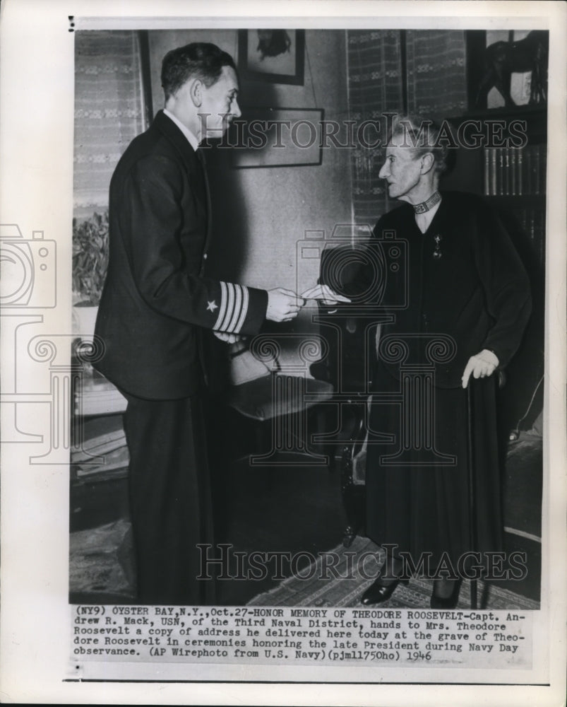 1946 Press Photo Mrs. Theodore Roosevelt with Capt. Andrew Mack - Historic Images