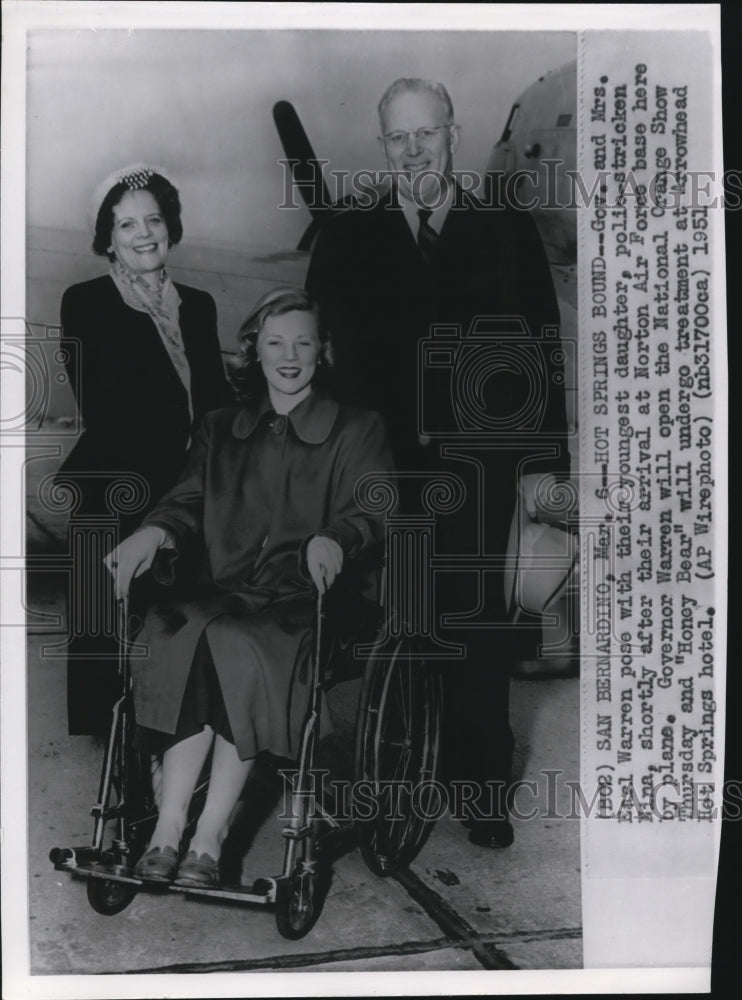 1951 Press Photo Gov. and Mrs. Earl Warren pose with their youngest daughter - Historic Images