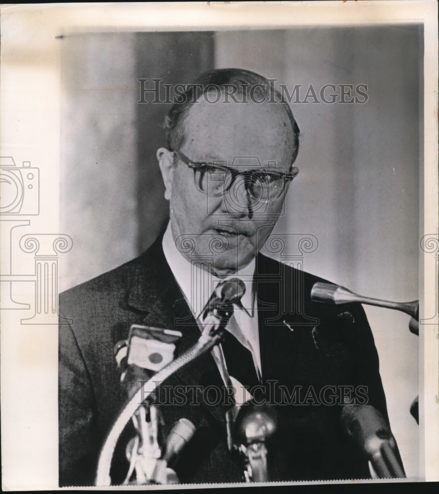 1968 Press Photo Sen Stephen Young delivers keynote address at pre-election - Historic Images