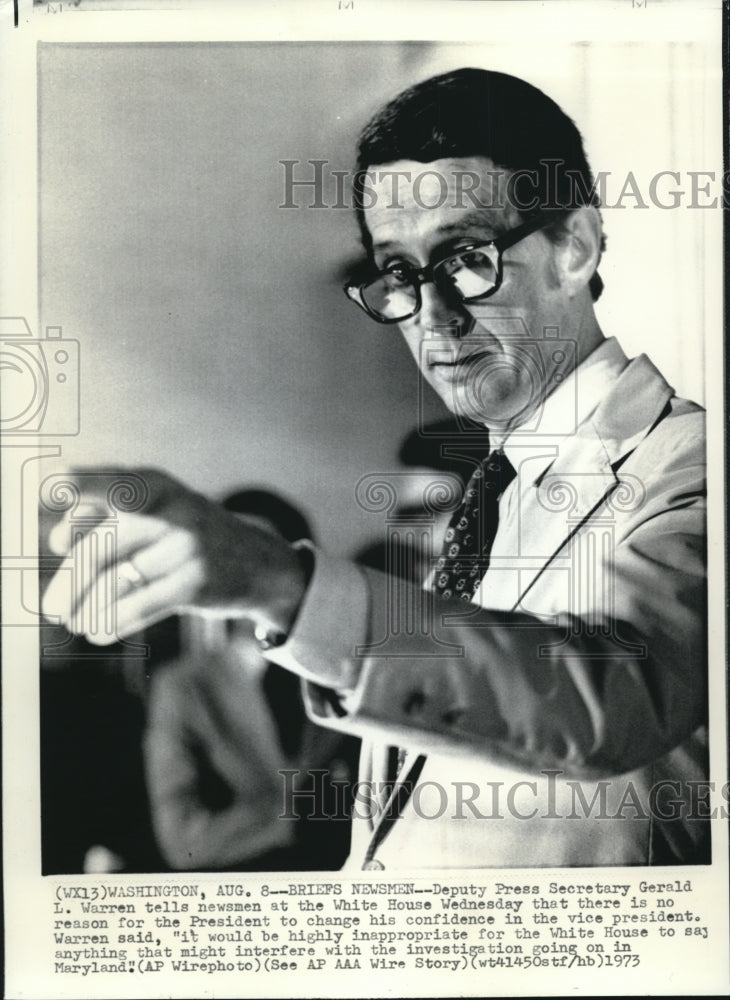 1973 Press Photo Deputy Press Sec Gerald Warren talks to newsmen at White House - Historic Images