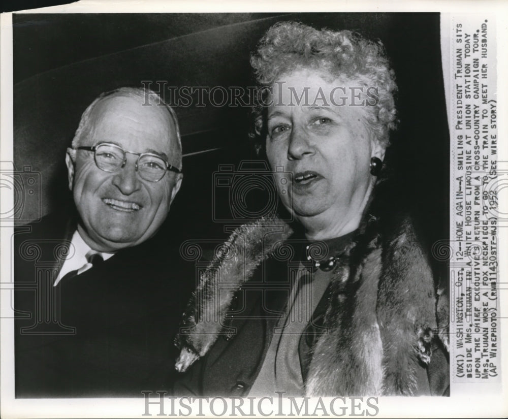1952 Press Photo Smiling Pres. Truman sits beside Mrs. Truman in a White House - Historic Images