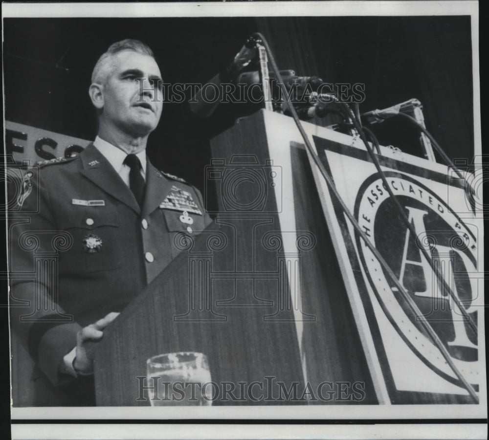 1967 Wire Photo Gen. William Westmoreland at the annual AP meeting  - Historic Images