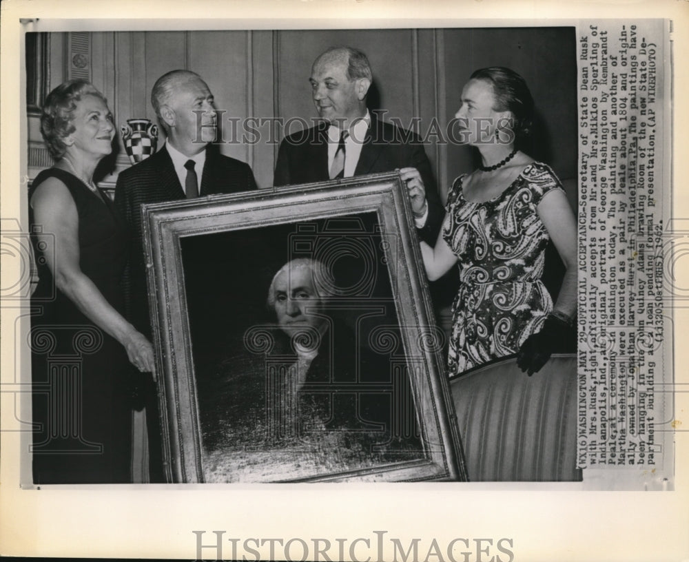 1962 Press Photo Mr. &amp; Mrs Dean Rusk accept the original portrait of Washington - Historic Images