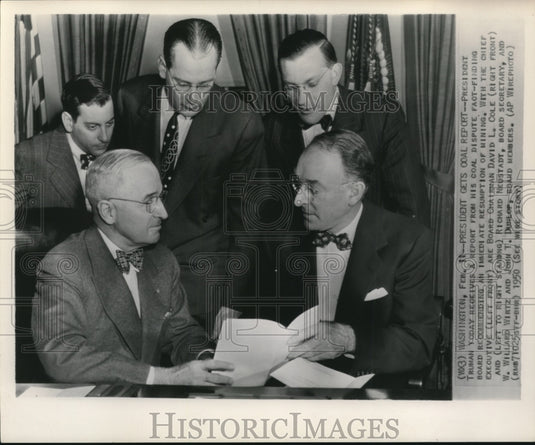 1950 Press Photo Pres.Truman Receives Coal Report - Historic Images