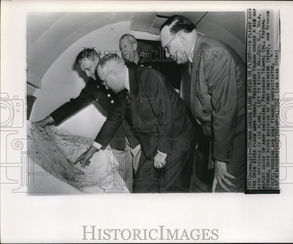 1952 Press Photo Pres.Truman Checks a Big Map with Officials in His Plane - Historic Images