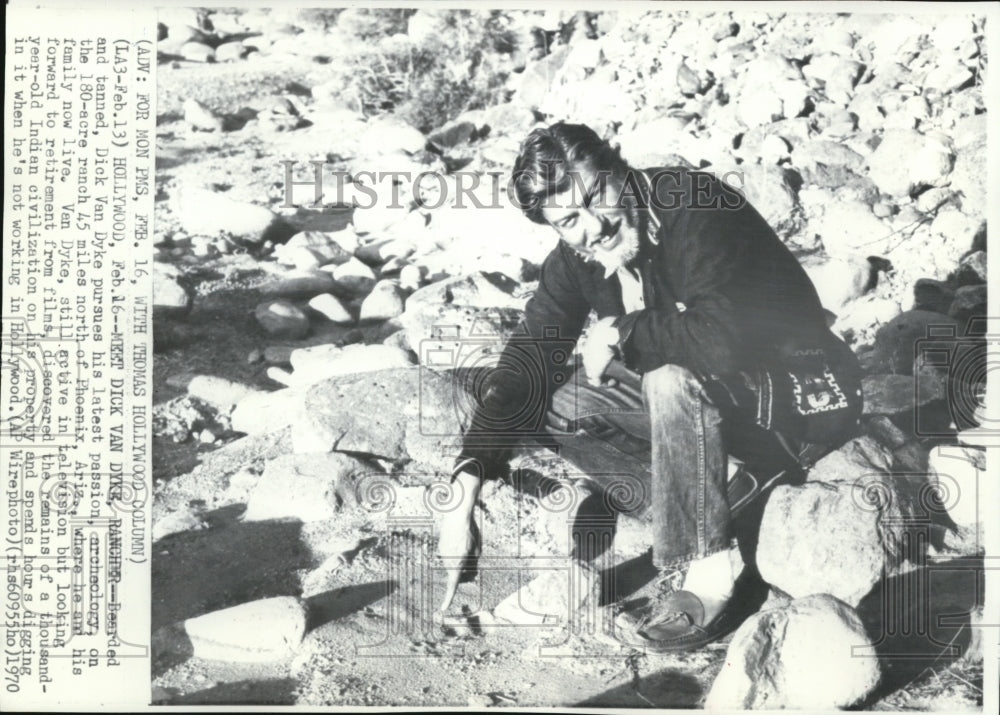 1970 Press Photo Dick Van Dyke  pursues Archaeology at ranch in Phoenix - Historic Images