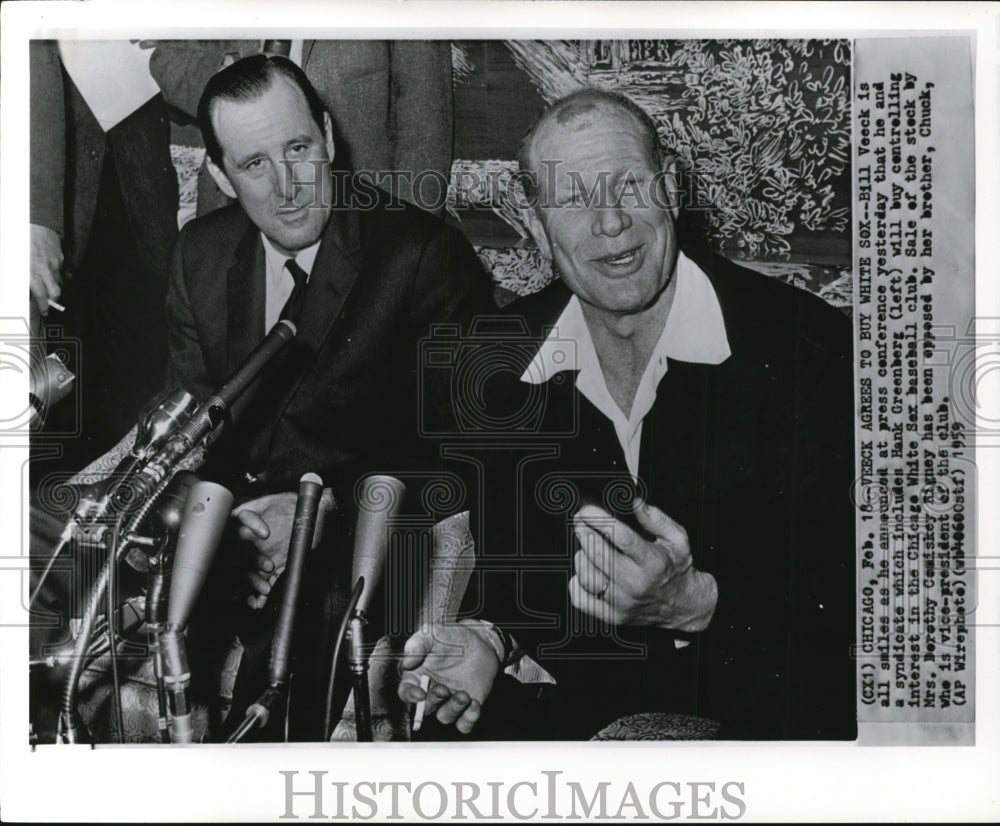 1959 Press Photo Bill Veeck With hank Greenberg at the press conference - Historic Images