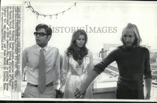 1969 Press Photo Sarne explains next scene at 20th Century-Fox - Historic Images