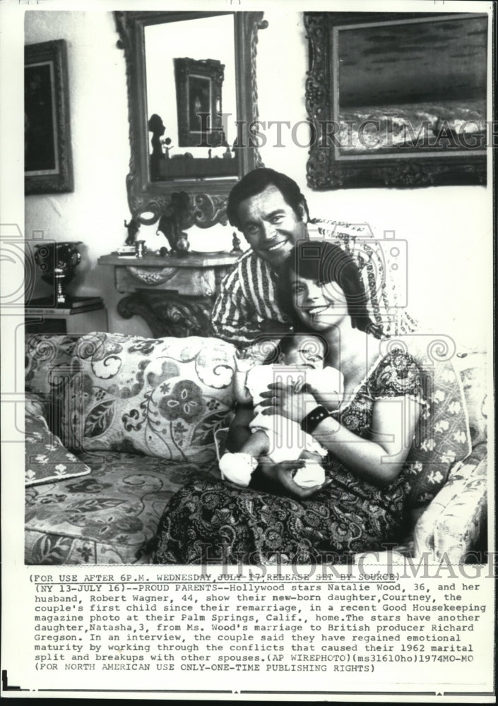 1974 Press Photo Robert Wagner and Hollywood star Natalie Wood with their child - Historic Images