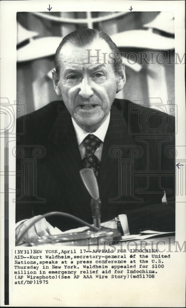 1975 Press Photo U.N. Secretary gen. Kurt Waldheim at the press conference - Historic Images