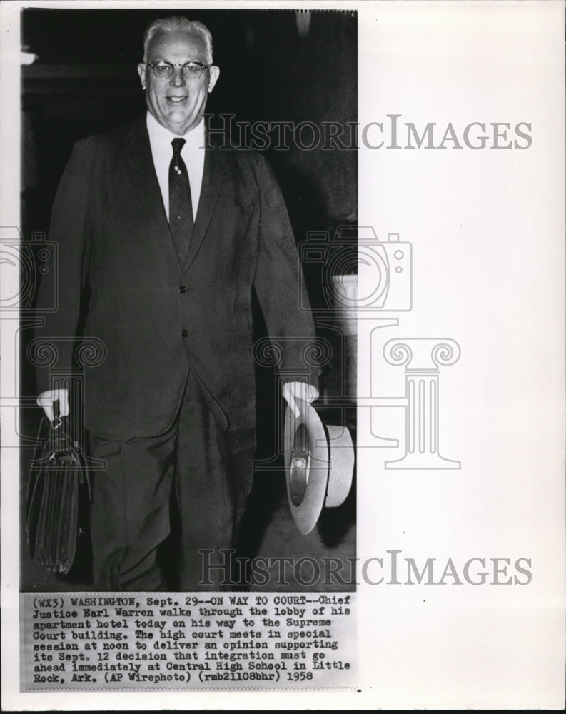 1958 Press Photo Chief Justice Earl Warren walks through the lobby - Historic Images