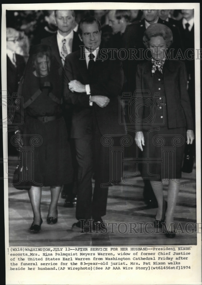 1974 Press Photo President Nixon escorts Mrs. Nina Palmquist Meyers Warren - Historic Images