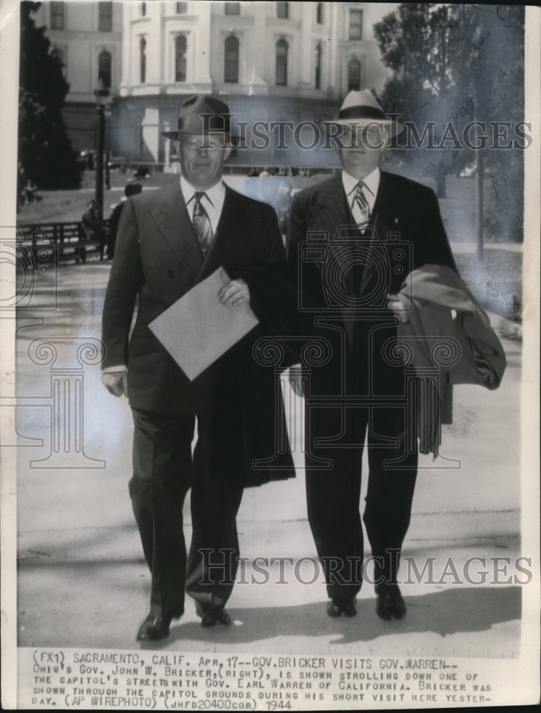 1944 Press Photo Gov. Bricker visits Gov. Warren at the Capitol Grounds - Historic Images