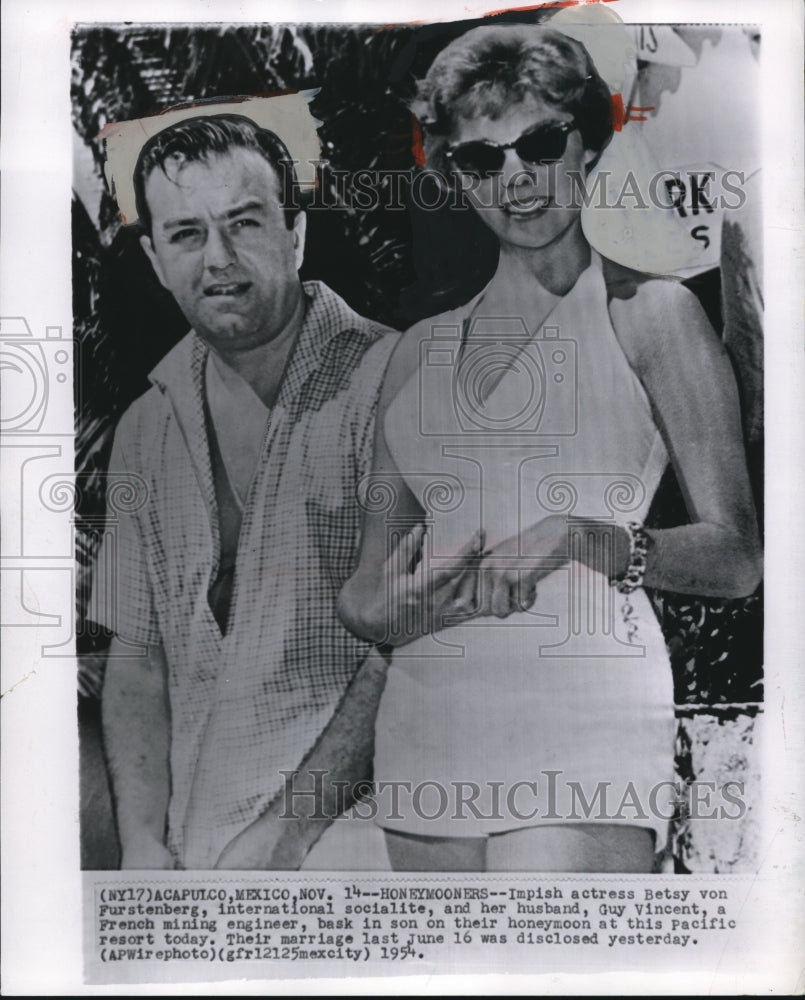1954 Press Photo Impish actress Betsy von Furstenberg &amp; husband Guy Vincent - Historic Images