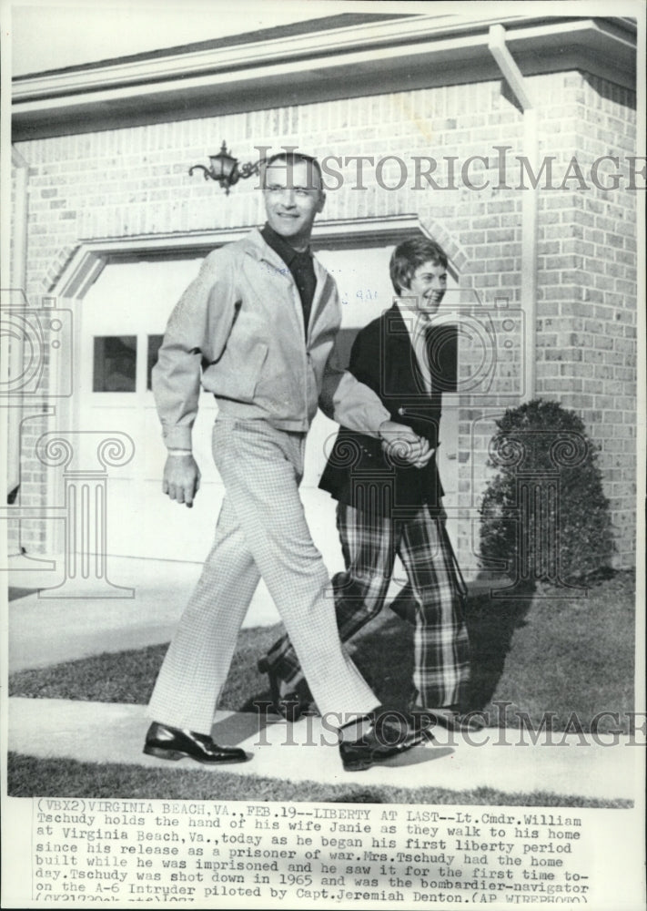 1973 Press Photo Lt Cmdr William Tachudy with his wife Janie at Virginia Beach - Historic Images