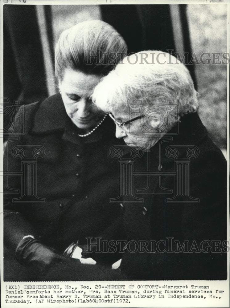 1973 Press Photo A moment of comfort for Mrs. Harry S. Truman during her husband - Historic Images