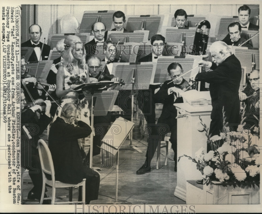 1969 Press Photo Joan Kennedy, Senator Edward&#39;s wife during a symphony concert - Historic Images