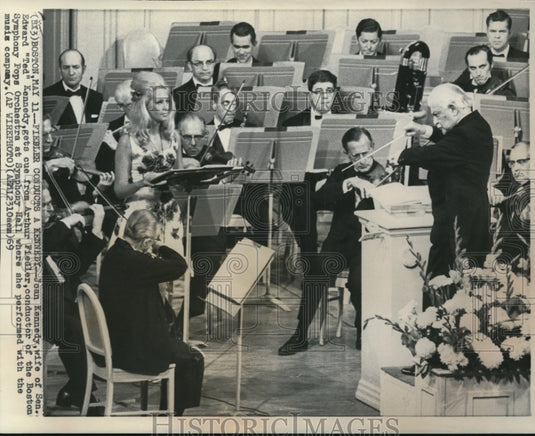 1969 Press Photo Joan Kennedy, Senator Edward's wife during a symphony concert - Historic Images