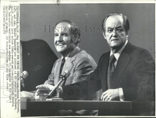 1972 Press Photo Sen George McGovern with Sen Hubert Humphrey at NBC studios - Historic Images