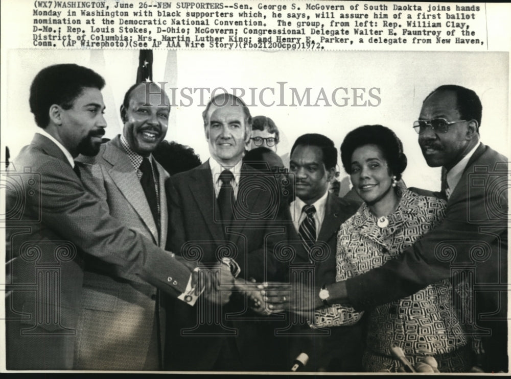 1972 Press Photo Sen. George McGovern &amp; supporters at Democratic Natl Convention - Historic Images