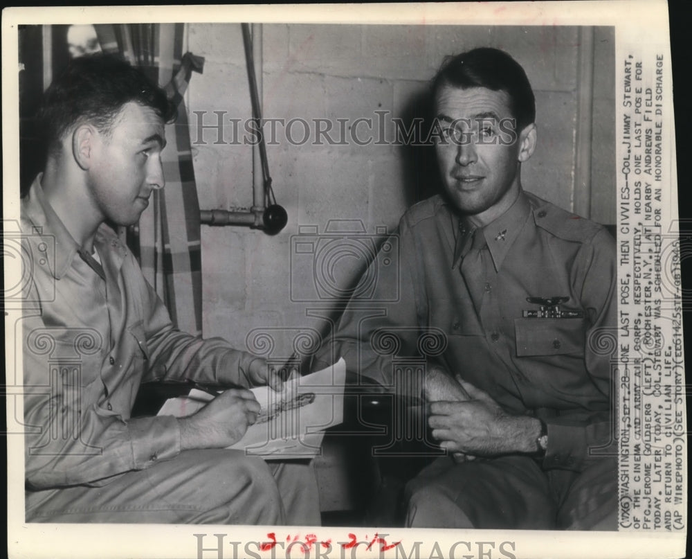 1945 Press Photo Col. Stewart last pose for Pfc. Goldberg at Andrews Field - Historic Images