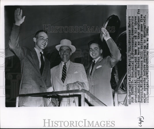 1957 Press Photo Gov Adlai Stevenson & sons Adlai III & Birden to Detroit - Historic Images