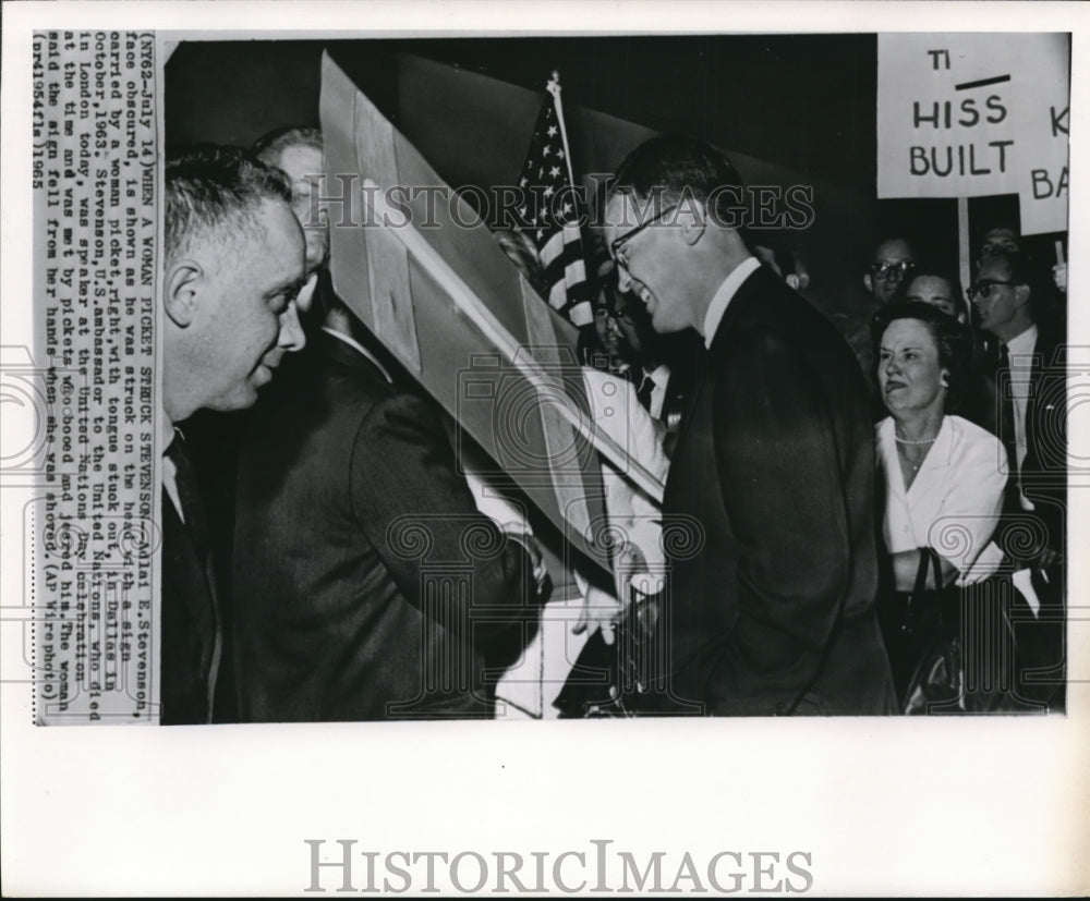 1965 Press Photo Adlai Stevenson as he was struck on head with sign by a woman - Historic Images