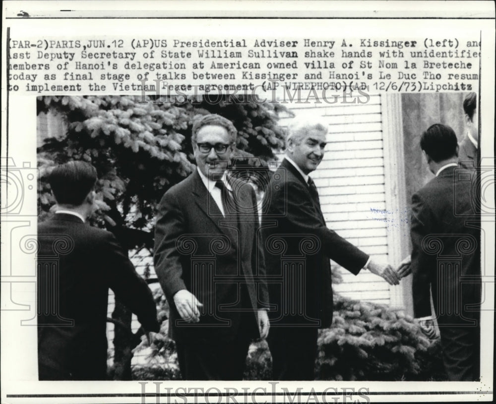 1973 Wire Photo Kissinger shake hands with1Hanoi&#39;s delegationatSt.NomLaBreteche - Historic Images