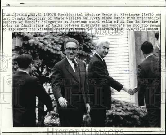 1973 Wire Photo Kissinger shake hands with1Hanoi's delegationatSt.NomLaBreteche - Historic Images