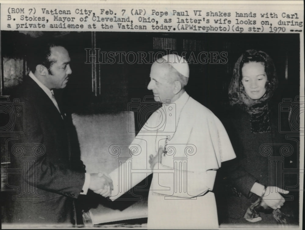 1970 Press Photo Pope Paul VI shakes hands with Stokes with his wife at Vatican - Historic Images