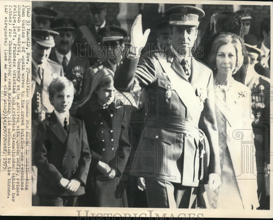 1975 Press Photo KingCarlos1 with family give thanks for reign at Los Jeronimos - Historic Images
