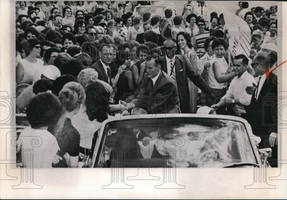 1965 Press Photo Astronaut Lt. Col Edward White parade route in Texas. - Historic Images