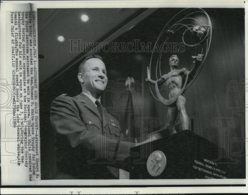 1966 Press Photo Astronaut Edward H.White awarded the Gen.Thomas White Trophy. - Historic Images