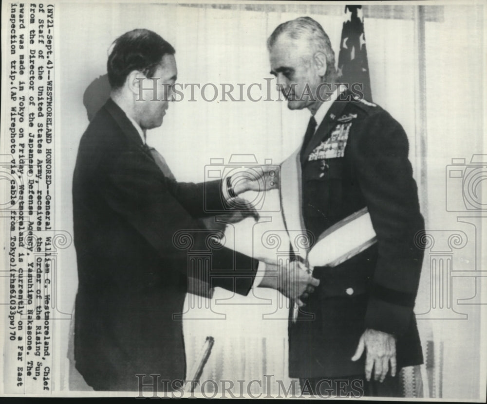 1970 Press Photo Gen. William C. Westmoreland received Order of the Rising Sun. - Historic Images