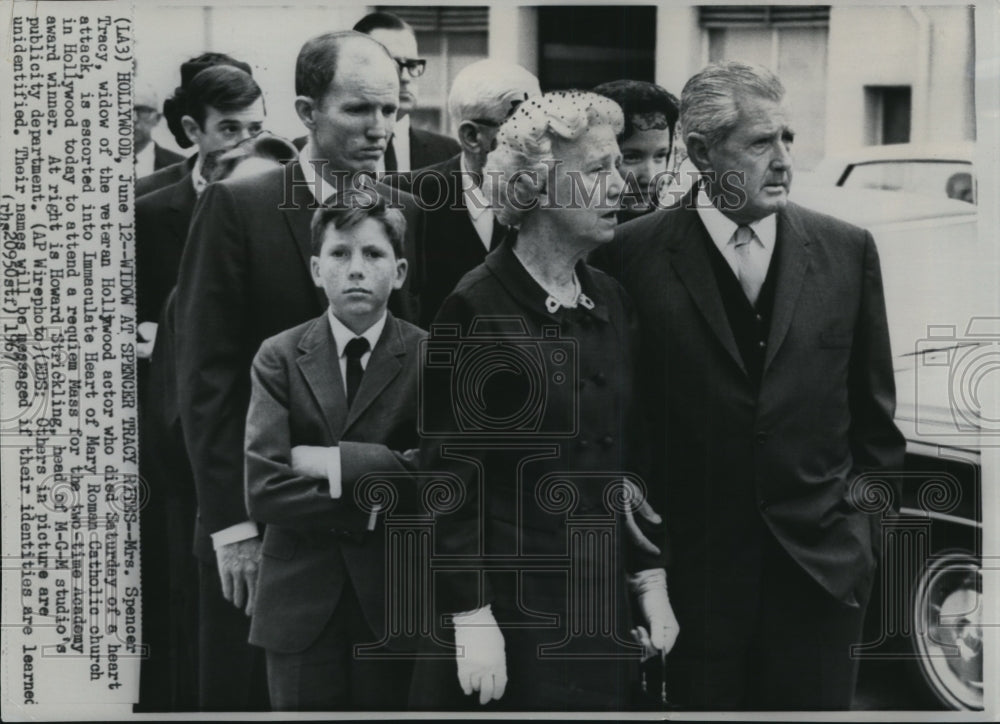 1967 Press Photo Mrs.Tracy in funeralrites at ImmaculateHeartofMaryRomanCatholic - Historic Images