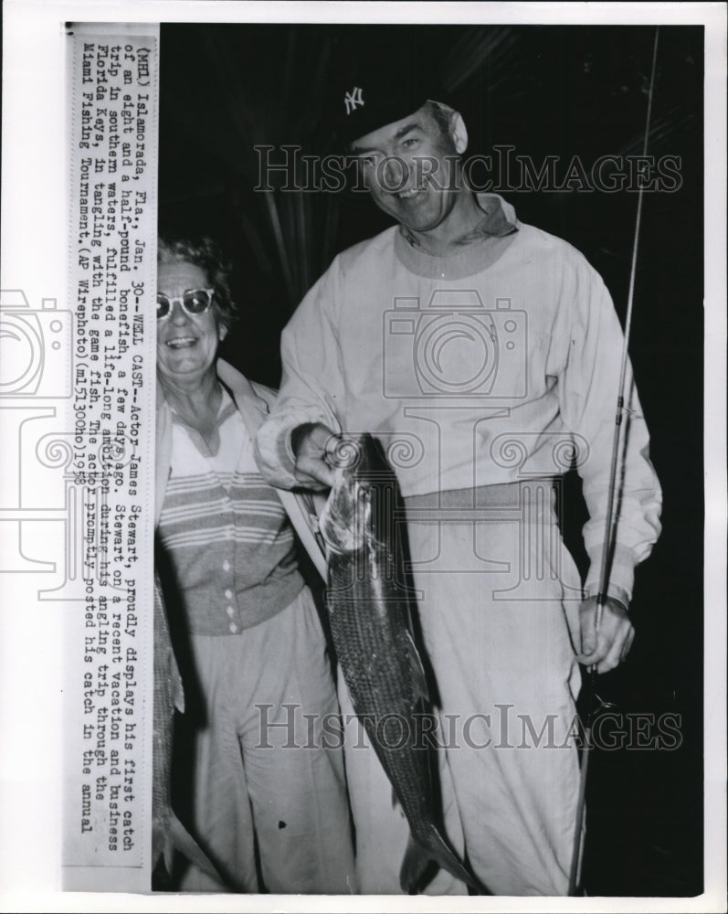 1958 Press Photo Actor James Stewart on first catch 8 1/2 pound bonefish - Historic Images